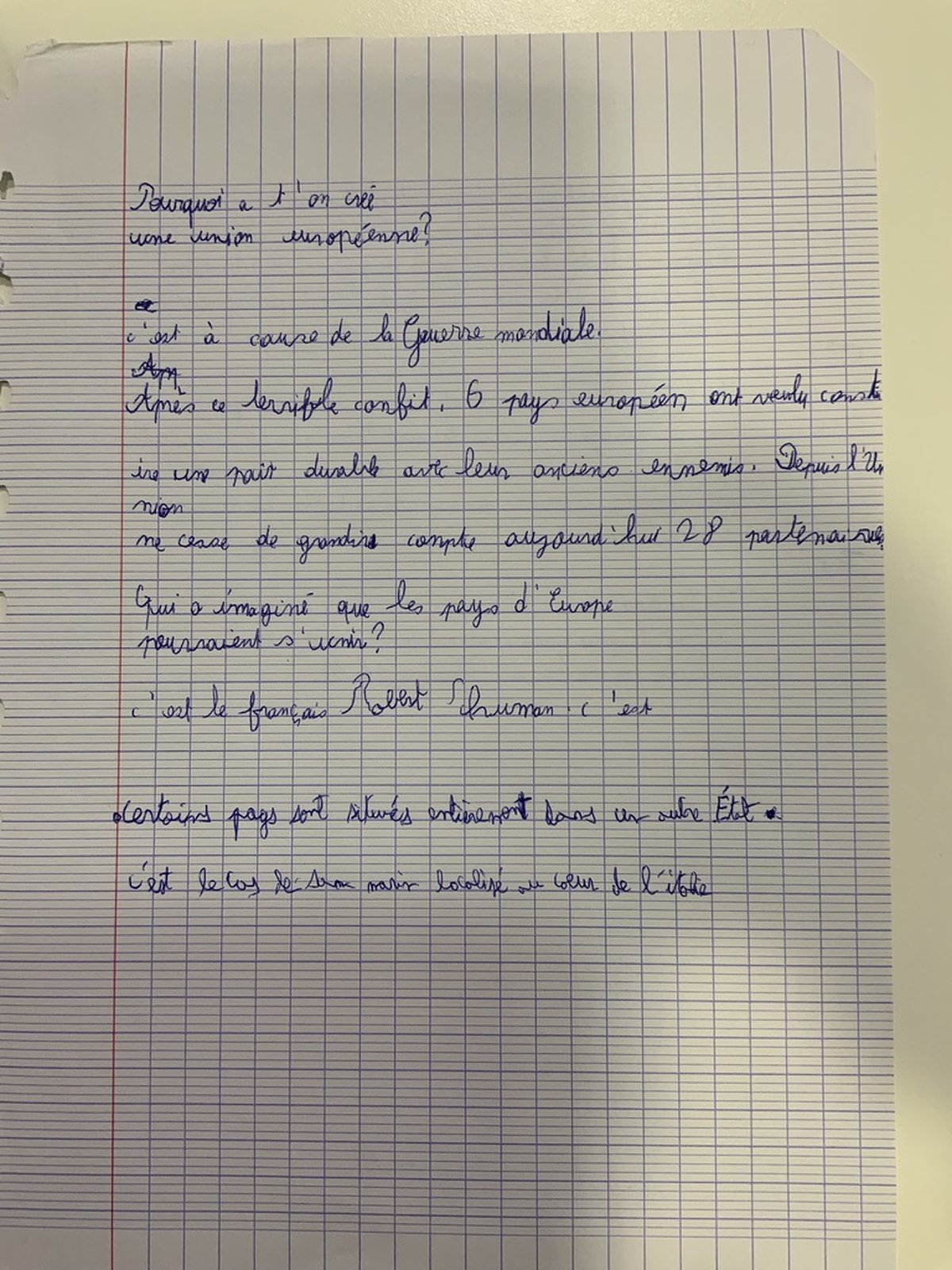 Photo d'un cahier d'élève écrit à la main, prise avec l'appareil photo de l'iPad